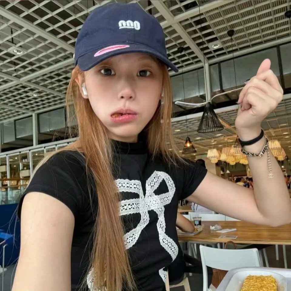 蓝色嘴巴的脸